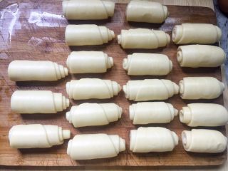 20、蛋黄酥,擀好卷好的面团再放置30分钟