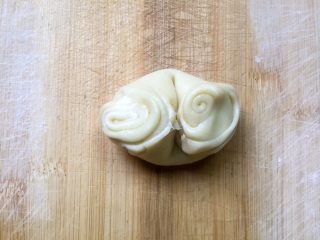 21、蛋黄酥,取出卷好的面团用手在中间按压一下，变成这个这个样子