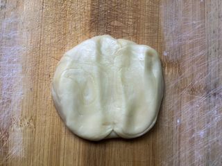 22、蛋黄酥,用手按平