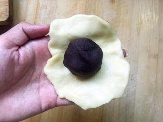 23、蛋黄酥,放入包裹好的蛋黄红豆沙