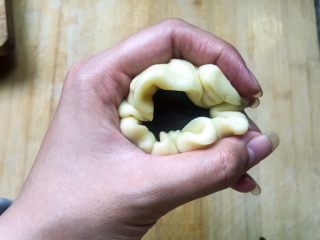 24、蛋黄酥,用虎口轻轻往上推