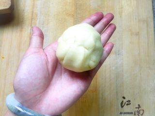 25、蛋黄酥,变成这个样子