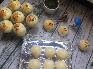 27、蛋黄酥,放入烤盘