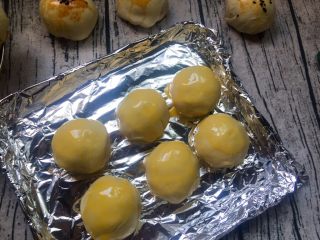 28、蛋黄酥,刷上鸡蛋黄液