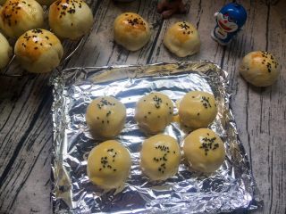 29、蛋黄酥,撒上黑芝麻，放烤箱烤200°25分钟