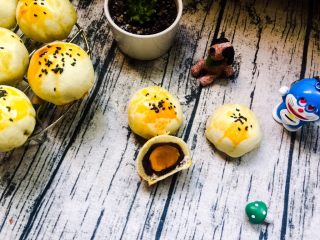 30、蛋黄酥,烤好的蛋黄酥拿出放凉