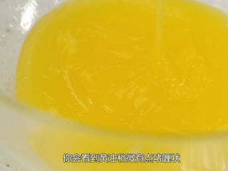 6、布朗尼,巧克力融化期间，把细砂糖和盐加进去黄油充分混合均匀，你会看见黄油从液体慢慢的变成啫喱状，一定要混合成这样的程度，因为混合到这样，细砂糖也融化得差不多了，因为黄油是热的嘛