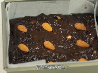 12、布朗尼,模具铺上油纸，把布朗尼面糊倒入模具中铺平，然后放上整颗的杏仁和杏仁碎，面糊就做好了