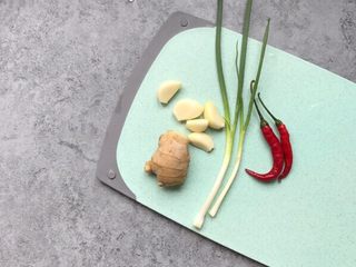 2、酥炸鸡排~在家就能自制更健康,准备葱2根、蒜瓣5个、红椒2个、姜3片