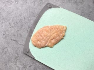 4、酥炸鸡排~在家就能自制更健康,用刀背敲至松展,两面都要敲哦