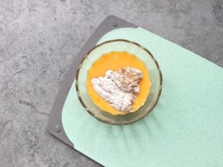 9、酥炸鸡排~在家就能自制更健康,再放鸡蛋液里蘸满蛋液