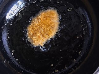 11、酥炸鸡排~在家就能自制更健康,锅加油烧热,用筷子放进去看见密集热泡时就可以把蘸满面包糠的鸡胸肉放进去中小火炸啦,切记不要大火,防止外面糊里面不熟