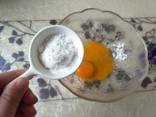 5、宝宝零添加健康零食蛋黄溶豆,加入5克糖粉(也可以用白砂糖代替)