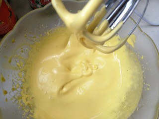 8、宝宝零添加健康零食蛋黄溶豆,打发好的蛋白微微发白，体积膨胀，画个纹路不易消失