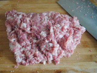 1、昆布丸子,梅头肉去掉皮，切块剁成肉泥