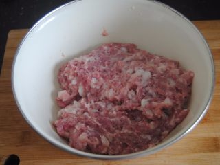 2、昆布丸子,放入干净的大碗内