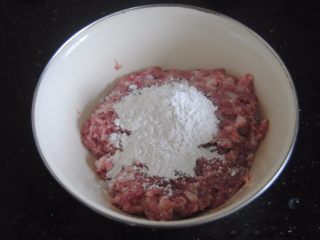 3、昆布丸子,倒入淀粉和盐，胡椒粉
