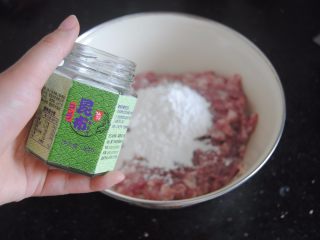4、昆布丸子,加入昆布粉