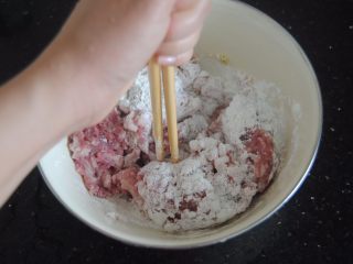 5、昆布丸子,用筷子同一个方向拌匀