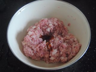 6、昆布丸子,加入蚝油和料酒，姜末拌匀