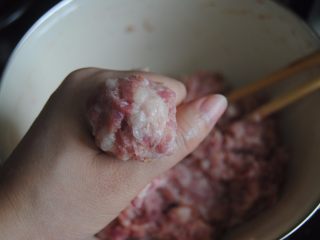 8、昆布丸子,抓起以恶肉团，从虎口缝挤出一团，放入开水内