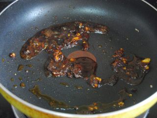 11、昆布丸子,放入豆瓣酱继续爆香，加入酱油翻匀