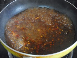 12、昆布丸子,倒入一碗清水煮沸