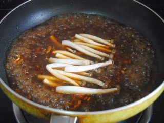 13、昆布丸子,放入洗净的蟹味菇