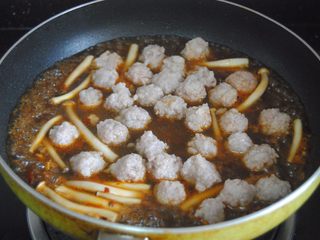 14、昆布丸子,倒入半熟的昆布丸子，煮大约3分钟即可出锅