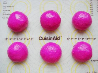 7、火龙果软欧包,面团放在垫子上平均分成6份。