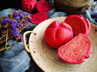 16、火龙果软欧包,成品图。