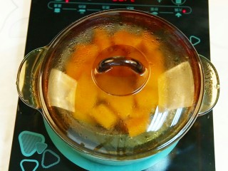 2、红薯糯米芝麻饼,红薯切滚刀块，隔水蒸软