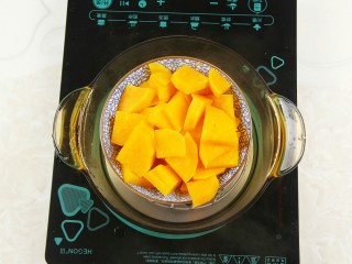 3、红薯糯米芝麻饼,揭开锅盖晾两分钟，以免烫手