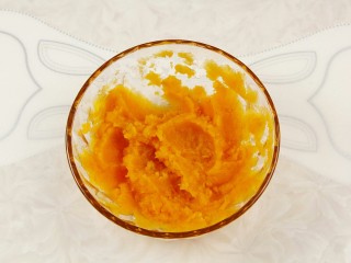 5、红薯糯米芝麻饼,用勺子将红薯捣碎，蒸的越软越容易