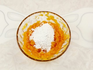 8、红薯糯米芝麻饼,放适量糯米粉，糯米粉的量和红薯泥4：1