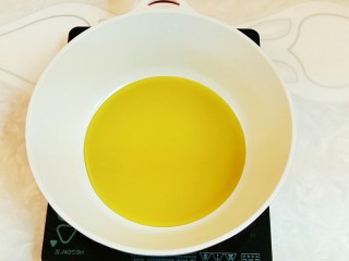 10、红薯糯米芝麻饼,锅内倒入适量油，烧至六成热（手在锅上方，能明显感受到热度），换成中火