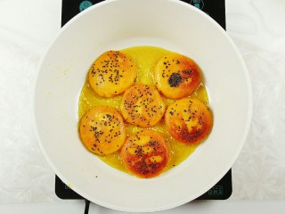 12、红薯糯米芝麻饼,炸三分钟左右翻面，炸至两面金黄