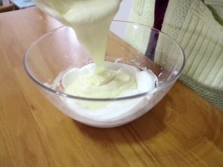 13、松饼(无泡打粉),再将翻拌均匀的面糊倒回剩余的1/2蛋白霜中