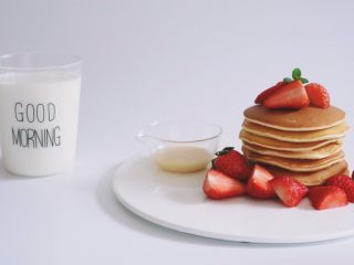 18、松饼(无泡打粉),搭配上你喜欢的水果与饮品,一份美美的早餐就做好了