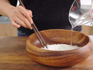 1、地锅鸡【曼食慢语】,中筋面粉加一小撮盐，一边缓慢倒入水，一边搅拌