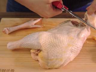 3、地锅鸡【曼食慢语】,鸡肉剪成小块儿，葱白切段，蒜头去皮，姜切片，青、红椒切碎，蒜苗切碎