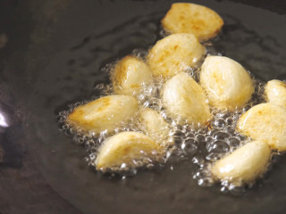 4、地锅鸡【曼食慢语】,起油锅，下蒜头，小火翻炒至表面金黄，捞出待用