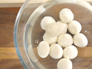 7、地锅鸡【曼食慢语】,醒好的面团揉搓一下，切分成12等份，把每份面团都搓成圆球，放入清水中泡一会儿