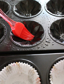 1、桂花蜜脆皮蛋糕,模具事先涂上色拉油(分量外);准备一锅滚热水