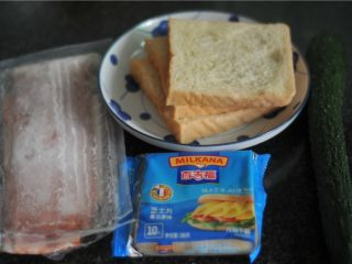 1、解决剩吐司的好方法——芝士土司夹,所有的食材准备好