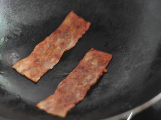 2、解决剩吐司的好方法——芝士土司夹,油锅烧热,将培根煎熟
