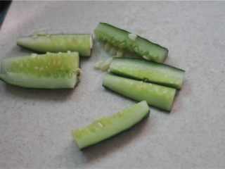 3、解决剩吐司的好方法——芝士土司夹,黄瓜切条备用