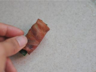 4、解决剩吐司的好方法——芝士土司夹,将煎熟的培根裹上黄瓜条