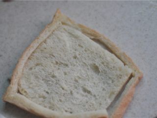 6、解决剩吐司的好方法——芝士土司夹,土司切去四周的皮