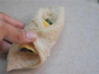 7、解决剩吐司的好方法——芝士土司夹,将做好的芝士卷呈对角裹起来